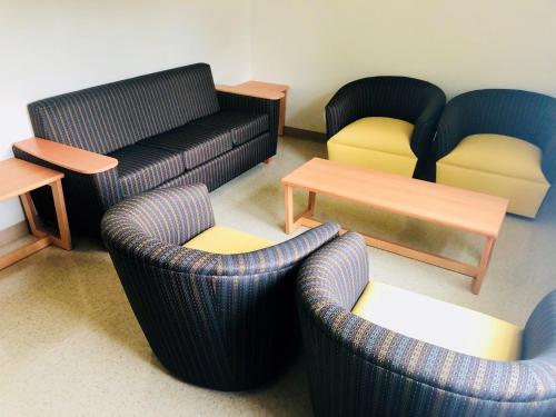 Zona de estar de The Saints Suites at NCCC