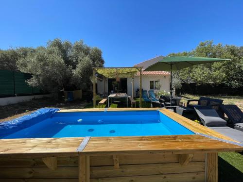 - une piscine avec une terrasse en bois à côté d'une maison dans l'établissement gite du petit bois, à Gémenos