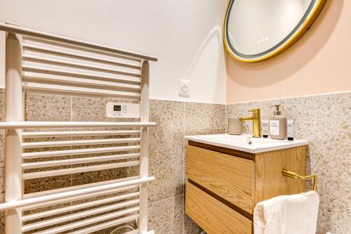 een badkamer met een wastafel en een spiegel bij Lavie Maison Hot Tub Seaside Studio in Nice