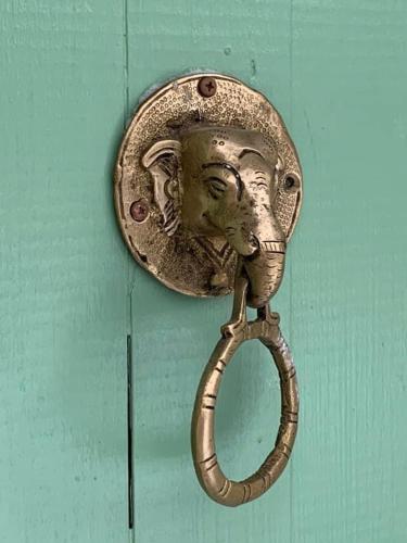 a gold elephant door knocker on a wall at Gîte de la Bastide - Cabania Pays Cathare in Camps-sur-lʼAgly