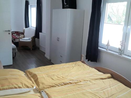 una camera da letto con un letto e una finestra di Ferienwohnung 70 , Gersfeld Rhön , Ortsmitte , frisch saniert , Gästehaus Mierdel a Gersfeld