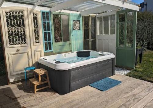LA KER FRANCINE avec Jacuzzi