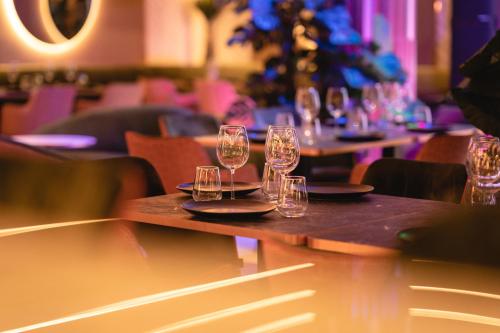 a group of wine glasses sitting on a wooden table at Hotel Primavera Park in Benidorm