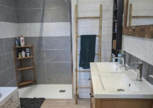Ένα μπάνιο στο Jolie maison avec Jacuzzi