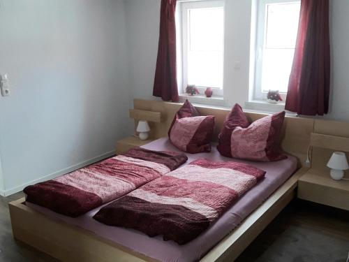 ゲルスフェルトにあるFerienwohnung 85 , Gersfeld Rhön , Ortsmitte , frisch saniert , Gästehaus Mierdelの寝室に枕が2つ置かれたベッド