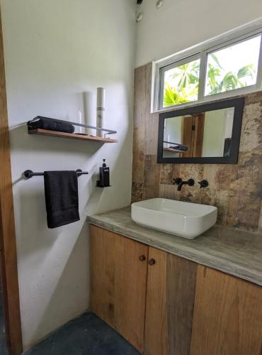 a bathroom with a sink and a mirror at Casa Foto Estudios in El Cuyo