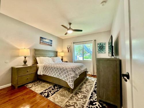 a bedroom with a bed and a window at Las Olas 1BR Pool Free Parking Walk to Beach & Restaurants in Fort Lauderdale