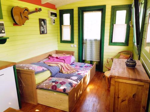 Posezení v ubytování Roulotte & Forêt - Evasion Bohème en Bourgogne