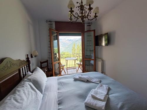 A bed or beds in a room at Inmocyma Mirador de Cerler -Puro Pirineo