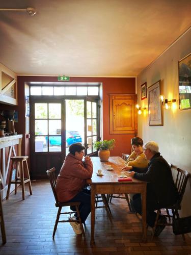 un groupe de personnes assises autour d'une table dans l'établissement Hotel des Remparts, à Saint-Jean-Pied-de-Port