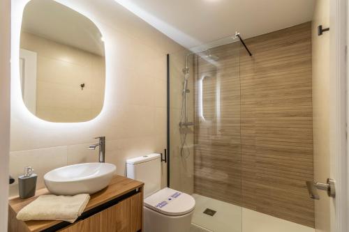a bathroom with a sink and a toilet at RentitSpain Moderno Apartamento Calaverde Frente al Mar in Salobreña