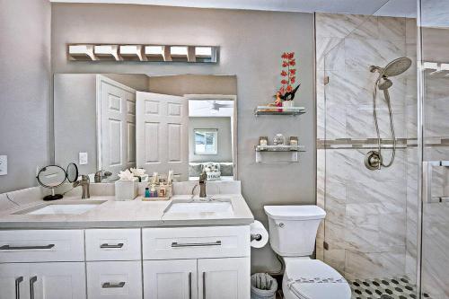 Un baño con lavabo, inodoro y ducha. en NEW Waterfront Tropic Oasis - Heated Pool, Canal, Dock, Air Hockey, en Boynton Beach