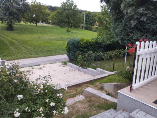 Un jardín fuera de ApróLak Apartman Zalakaros