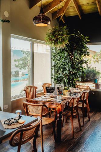 a dining room with a table and chairs at Hotel RH Boutique Aruba in Oranjestad