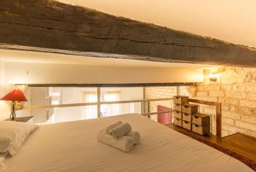 une chambre avec un lit avec des serviettes dessus dans l'établissement Duplex cosi en centre ville, à Montpellier