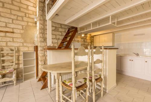 une cuisine avec une table et des chaises dans une pièce dans l'établissement Duplex cosi en centre ville, à Montpellier