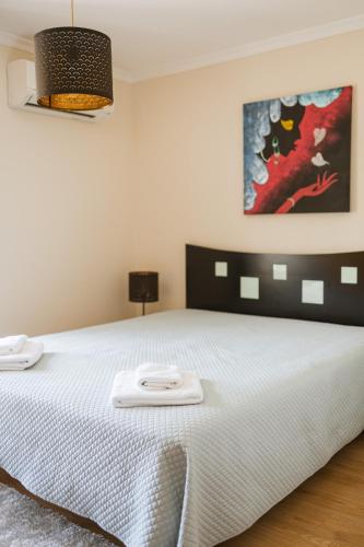 a bedroom with a bed with two towels on it at Olhares do Douro in Torre de Moncorvo