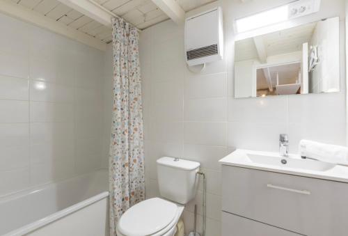 une salle de bain blanche avec des toilettes et un lavabo dans l'établissement Duplex cosi en centre ville, à Montpellier