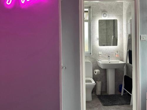 Bilik mandi di HouseSleeps5-Garden-Parking-PetsOK-Near Locks