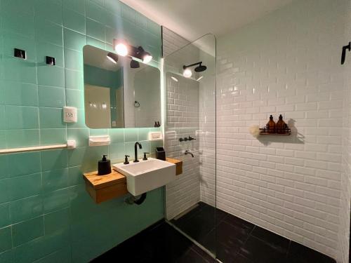 a bathroom with a sink and a mirror at Amplio Piso Vintage, Terraza con Vista a Sierras in Cordoba
