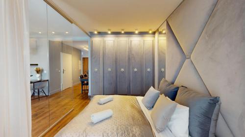 Postel nebo postele na pokoji v ubytování Apartament Dmowskiego 1B Wielka Wyspa 900 steps to Market