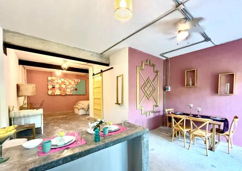 salon z różowymi ścianami i jadalnią w obiekcie Urban Jungle Collection w mieście Cancún