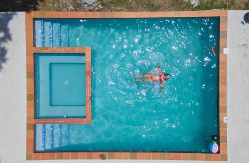 una persona nadando en una piscina en Villa Thais - Piscina, Área de juegos, Fogata en Nueva Gorgona