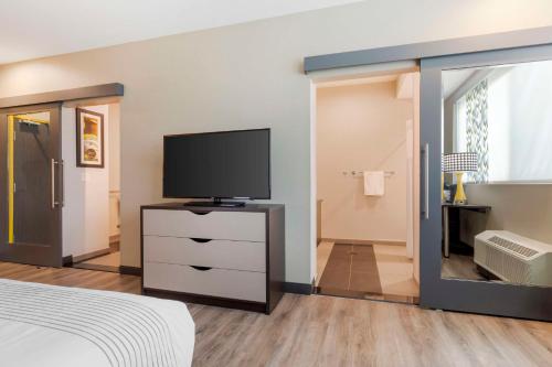 Ένα μπάνιο στο GLō Best Western Dallas South DeSoto