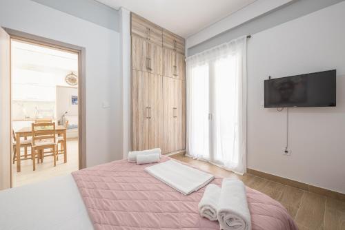 Giường trong phòng chung tại DiPeJo Athens luxurious penthouse apartment in the Hilton area