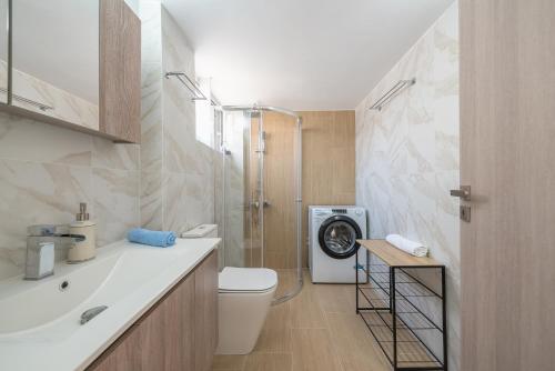 Phòng tắm tại DiPeJo Athens luxurious penthouse apartment in the Hilton area