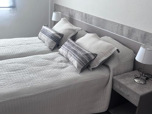 Ένα ή περισσότερα κρεβάτια σε δωμάτιο στο Apart Luro V