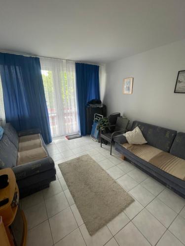 un salon avec deux canapés et un canapé dans l'établissement Csopak Muskátli, à Csopak