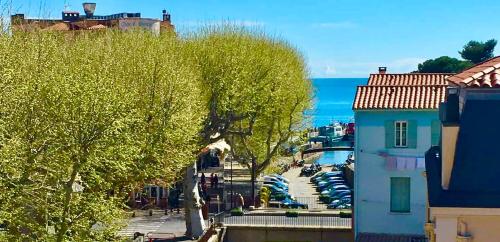 vista su una città con auto parcheggiate in un parcheggio di Le Rooftop Collioure a Collioure