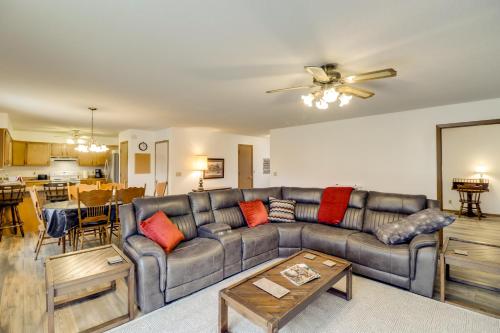 Χώρος καθιστικού στο Henderson Home with Patio 1 Mi to Norfork Lake