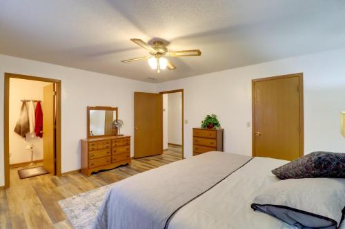 Ένα ή περισσότερα κρεβάτια σε δωμάτιο στο Henderson Home with Patio 1 Mi to Norfork Lake