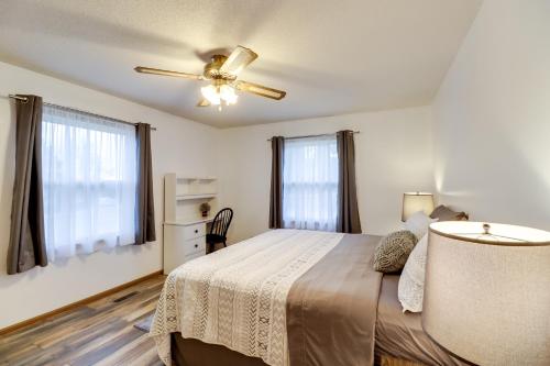 Ένα ή περισσότερα κρεβάτια σε δωμάτιο στο Henderson Home with Patio 1 Mi to Norfork Lake
