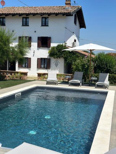 Bazén v ubytování Cascina Bella Relais nebo v jeho okolí