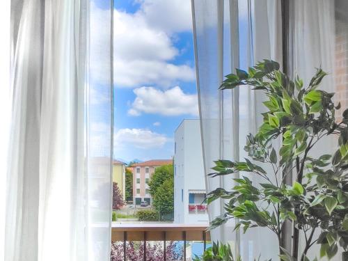 una ventana con vista a un edificio en Pisa AirPort-Train Station AC Free Parking, en Pisa