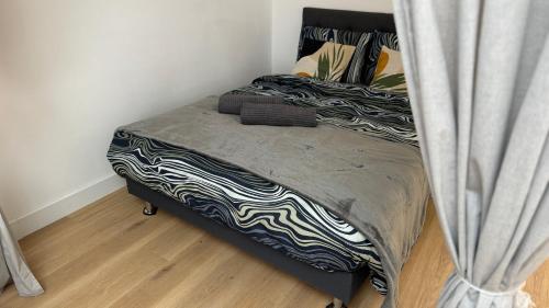 - un lit dans une chambre avec rideau dans l'établissement Apt Juan-les-Pins Clim-Plage 200m -Piscine, à Antibes