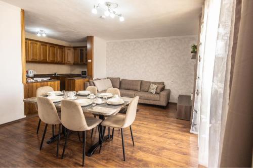 圣朱利安斯3 bedroom Apartment in the centre of St Julians的客厅配有餐桌和椅子