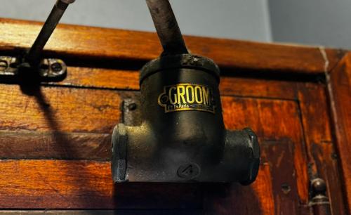 un gros plan d'un objet noir sur un tiroir en bois dans l'établissement Les Jardins de la Mer - Appart face Nausicaa, Plage, Netflix, à Boulogne-sur-Mer