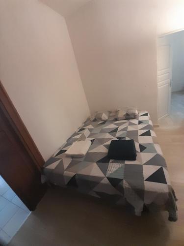 - un lit noir et blanc dans une chambre dans l'établissement Appartement en plein cœur du centre historique, à Montpellier