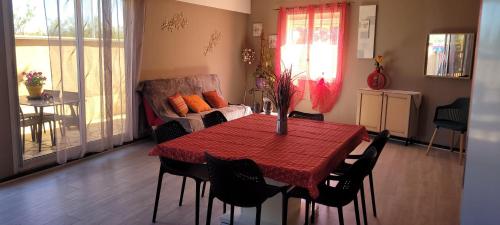 un salon avec une table et un canapé dans l'établissement Appartement bord de mer, à Portiragnes