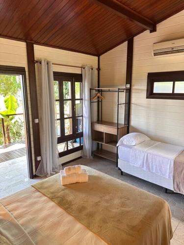 a bedroom with two beds in a room at La Vista Suíte Tripla Vista Mar in Abraão