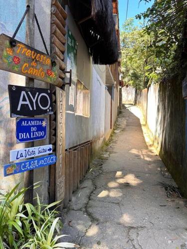an alley with signs on the side of a building at La Vista Suíte Tripla Vista Mar in Abraão