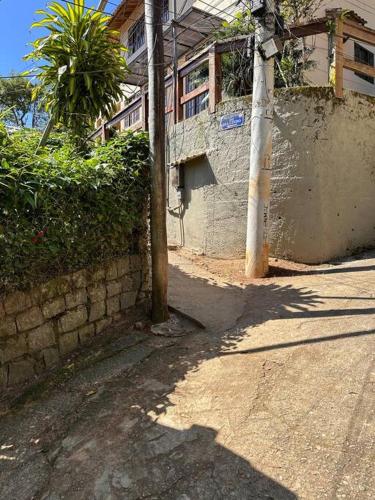 an empty street next to a building with a palm tree at La Vista Suíte Tripla Vista Mar in Abraão