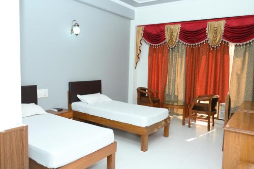 Una cama o camas en una habitación de Hotel Surya Plaza