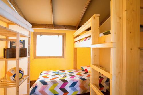 - une petite chambre avec des lits superposés dans l'établissement eco lodge 4 etoiles cotton prenium, à Vendays-Montalivet