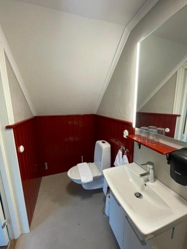 a bathroom with a white sink and a toilet at Ardrebo B&B in Ljugarn