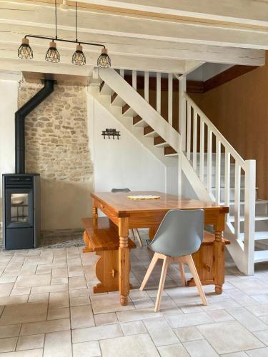 un bureau en bois avec une chaise et un escalier dans l'établissement Grand gîte Ô joli Albizia - Maison avec studio indépendant et spa privatif pour 8 à 10 personnes, à Péault